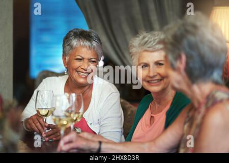 Es ist immer eine gute Zeit, wenn sie zusammen kommen. Eine kurze Aufnahme einer Gruppe älterer Freundinnen, die ein Mittagessen genießen. Stockfoto