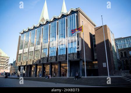 Bremen, Deutschland. 10. März 2022. Eine tibetische Flagge fliegt vor dem Bremer Parlament. Jedes Jahr am 10. März gedenken Tibeter auf der ganzen Welt des Aufstands des tibetischen Volkes vom 10. März 1959, der von chinesischen Truppen blutig niedergeschlagen wurde und als Folge dessen der Dalai Lama aus Tibet fliehen musste. Quelle: Sina Schuldt/dpa/Alamy Live News Stockfoto