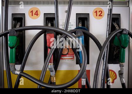 Sao Paulo, Brasilien. 10. März 2022. Kraftstoffpumpen an einer Tankstelle in Sao Paulo, Brasilien, am 10. März 2022 gesehen. Der brasilianische Ölkonzern Petrobras gab bekannt, dass der durchschnittliche Verkaufspreis für Benzin an Händler ab dem 11. März 2022 um 18,8 % steigen wird, während Diesel um 24,9 % steigt. Auch das Kochgas wird um 16,1 % zunehmen. (Foto von Igor do Vene/Sipa USA) Quelle: SIPA USA/Alamy Live News Stockfoto