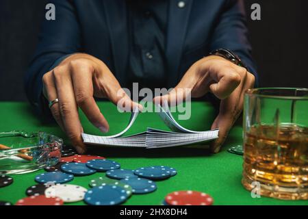 Der Pokerspieler mischt die Pokerkarten im Casino. Stockfoto