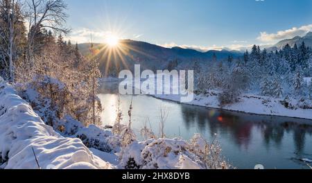 Fluss Isar bei Lenggries nach starkem Schneefall bei Sonnenuntergang, Blick Richtung Jachenau-Tal. Deutschland, Bayern Stockfoto