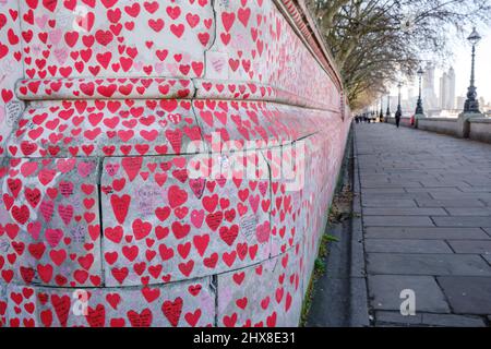 Covid Memorial neben der Themse malte Herzen zu Ehren der Opfer des COVID-Virus, London, England, Großbritannien Stockfoto