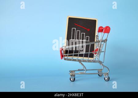 Verkaufstabelle im Einkaufswagen. Platz für Text kopieren. Konzept für Geschäftsgewinn und -Verlust. Stockfoto