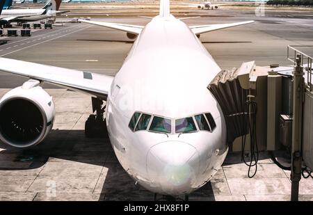 Vorderansicht des Flugzeuges in der Nähe der Start- und Landebahn des Flughafens startbereit - Wanderlust Reisekonzept um die Welt mit dem Flugzeug am internationalen Terminal Gate Stockfoto