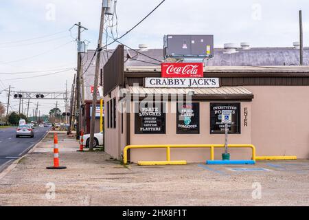 JEFFERSON, LA, USA - 3. MÄRZ 2022: Eingang zum beliebten Crabby Jack's Restaurant und Verkehr auf dem Jefferson Highway am Stadtrand von New Orleans Stockfoto