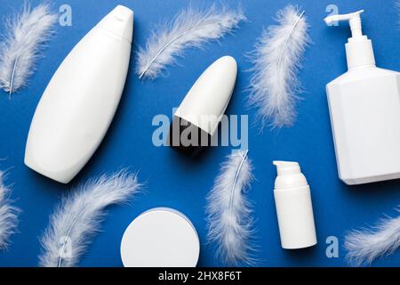 Spa-Kosmetikprodukt, Cremedose, Branding-Modell, Draufsicht mit Federhintergrund. Flach liegend. Stockfoto