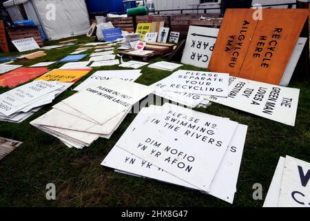 Mitarbeiter auf dem Gelände des Glanusk Estate in Crickhowell, die den Standort für das Green man Festival 2021 vorbereiten. Stockfoto