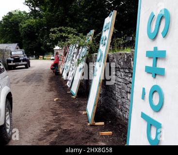 Mitarbeiter auf dem Gelände des Glanusk Estate in Crickhowell, die den Standort für das Green man Festival 2021 vorbereiten. . Die Zeichenmalerei Werkstatt in Stockfoto