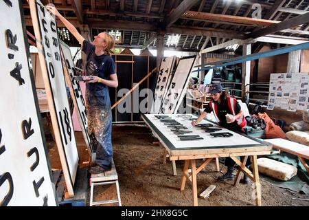 Mitarbeiter auf dem Gelände des Glanusk Estate in Crickhowell, die den Standort für das Green man Festival 2021 vorbereiten. Stockfoto