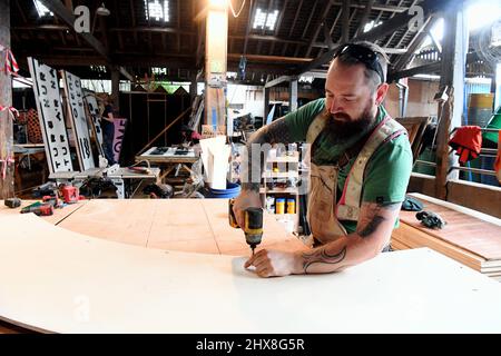 Mitarbeiter auf dem Gelände des Glanusk Estate in Crickhowell, die den Standort für das Green man Festival 2021 vorbereiten. . Zimmerleute vor Ort machen Zeichen Stockfoto