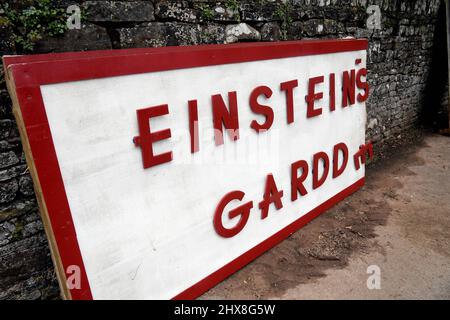 Mitarbeiter auf dem Gelände des Glanusk Estate in Crickhowell, die den Standort für das Green man Festival 2021 vorbereiten. . Die Zeichenmalerei Werkstatt in Stockfoto