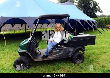 Mitarbeiter auf dem Gelände des Glanusk Estate in Crickhowell, die den Standort für das Green man Festival 2021 vorbereiten. Fiona Stewart (Veranstaltungsdirektorin) Stockfoto