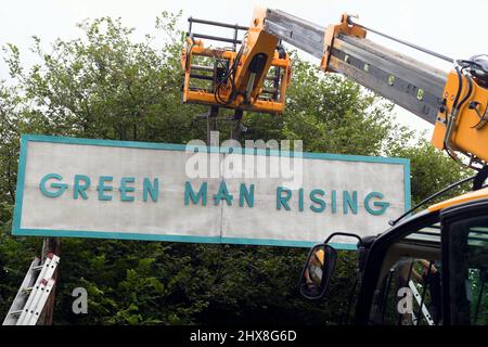 Mitarbeiter auf dem Gelände des Glanusk Estate in Crickhowell, die den Standort für das Green man Festival 2021 vorbereiten. Stockfoto