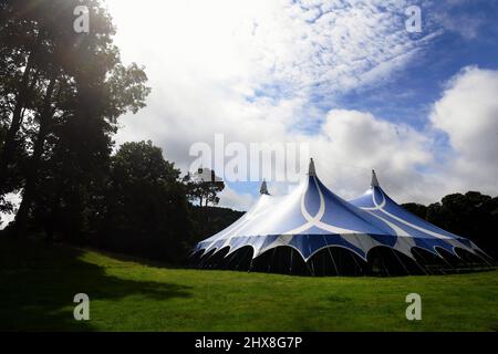 Mitarbeiter auf dem Gelände des Glanusk Estate in Crickhowell, die den Standort für das Green man Festival 2021 vorbereiten. Das Kinotent. Bild nach Stockfoto