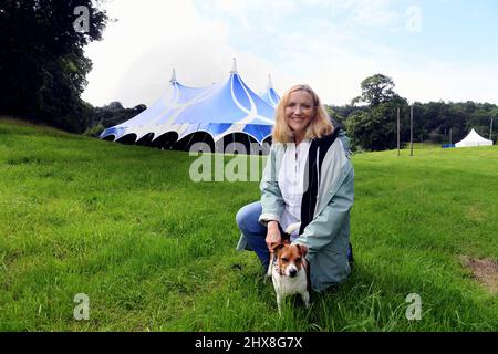 Mitarbeiter auf dem Gelände des Glanusk Estate in Crickhowell, die den Standort für das Green man Festival 2021 vorbereiten. Fiona Stewart (Veranstaltungsdirektorin) Stockfoto