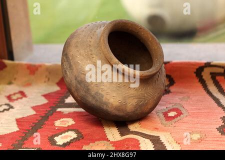 Der Tonkrug auf dem Teppich, Armenien Stockfoto