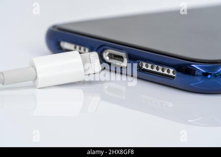 Schließen Sie das Telefon und das Ladekabel in der Nähe der Verbindungsöffnung Stockfoto