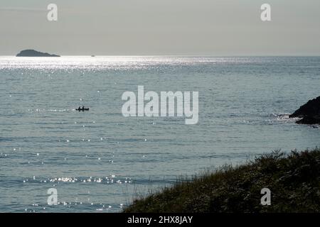 Ein Doppelkajak in der Nähe von Whitesands Bay, St David's, Pembrokeshire, Wales, Großbritannien Stockfoto