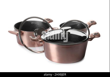 Neue Kochtöpfe mit Deckel auf weißem Hintergrund Stockfoto
