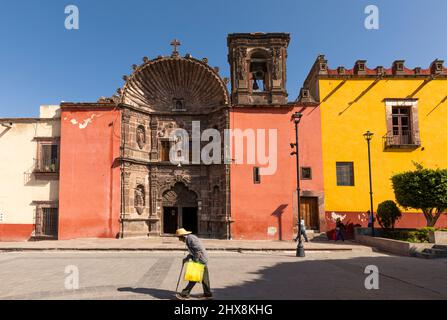 Mexiko, Guanajuato, San Miguel de Allende, Oratorio de San Filam, erbaut 1712, farbenfroher Innenhof in hellem Sonnenlicht Stockfoto