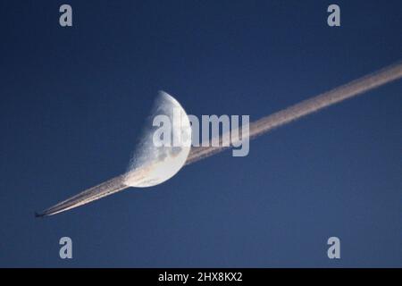 Mnichovo Hradiste, Tschechische Republik. 10. März 2022. Eine Boeing 747 (7L4212) von Amsterdam in Nederland nach Baku in Aserbaidschan fliegt am blauen Himmel über Tschechien am Mond vorbei. Russlands Invasion der Ukraine und Flugverbote schaffen riesige No-Go-Gebiete am Himmel. Die Ukraine-Krise verursacht logistische Kopfschmerzen für Luftfracht und Fluggesellschaften. (Bild: © Slavek Ruta/ZUMA Press Wire) Stockfoto