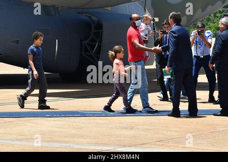 Brasilia, Brasilien. 10. März 2022. Brasília, DF - 10.03.2022: BRASILEIROS REPATRIADOS CHEGAM NO BRASIL - an diesem Donnerstag (10) begleitet Präsident Jair Bolsonaro die Ankunft rückgeführter Brasilianer in Brasilien, die vor dem Krieg in der Ukraine geflohen sind und sich in Warschau, der Hauptstadt Polens, befinden. (Foto: Antonio Molina/Fotoarena) Quelle: Foto Arena LTDA/Alamy Live News Stockfoto