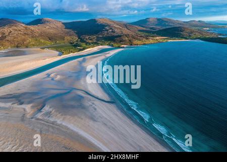 Keine Seele in Sicht, da das aquamarine Wasser gegen diesen perfekten weißen Strand fließt. Stockfoto