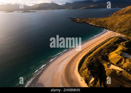 Keine Seele in Sicht, da das aquamarine Wasser gegen diesen perfekten weißen Strand fließt. Stockfoto