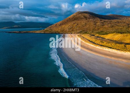 Keine Seele in Sicht, da das aquamarine Wasser gegen diesen perfekten weißen Strand fließt. Stockfoto