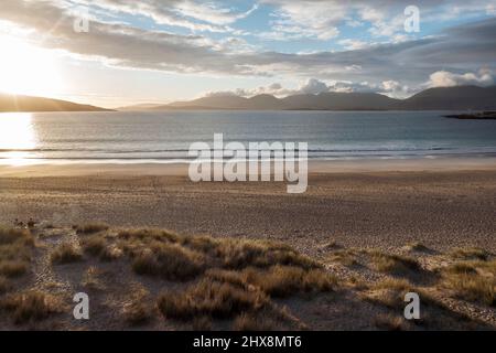 Keine Seele in Sicht, da das aquamarine Wasser gegen diesen perfekten weißen Strand fließt. Stockfoto