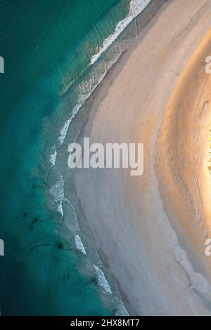 Luftaufnahme der Wellen am Strand von Luskentire auf der Insel Harris Stockfoto