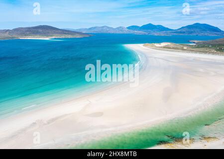 Keine Seele in Sicht, da das aquamarine Wasser gegen diesen perfekten weißen Strand fließt. Stockfoto