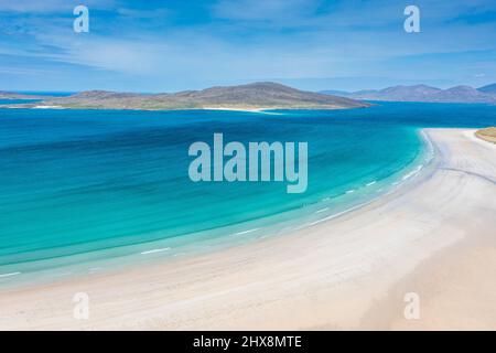 Keine Seele in Sicht, da das aquamarine Wasser gegen diesen perfekten weißen Strand fließt. Stockfoto