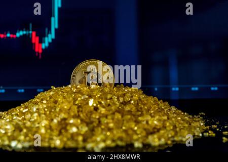 Bitcoin-Münze auf dem Berg aus Goldkristall-Mineralstein. Hintergrund für das Aktienwachstum verschwommen. Das Diagramm zeigt einen starken Anstieg des Bitcoin-Preises. Anlageplattform mit Charts und Bitcoin-Münzen. Stockfoto
