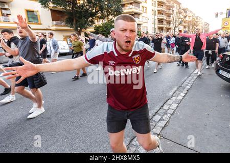 Sevilla, Spanien. 10. März 2022. Fans von West Ham United kommen vor dem ersten Beinspiel der UEFA Europa League 16 zwischen Sevilla und West Ham United im Ramon Sanchez Pizjuan Stadium am 10. 2022. März in Sevilla, Spanien, im Stadion an. (Foto von Daniel Chesterton/phcimages.com) Quelle: PHC Images/Alamy Live News Stockfoto