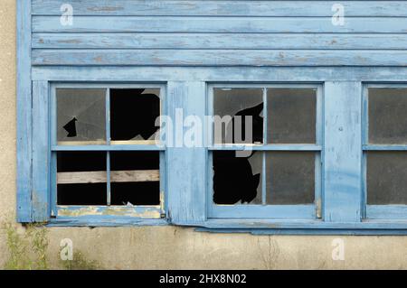 Kaputte Fenster in eine ärztliche-Werk in Detroit MI nach Geschäftsaufgabe Stockfoto