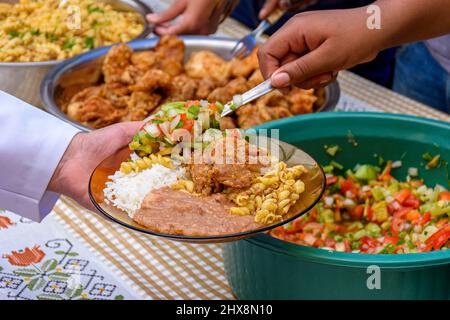 Einfache und traditionelle brasilianische Gerichte werden in einem beliebten Restaurant für die lokale Bevölkerung mit geringem Einkommen serviert. Stockfoto