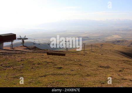 Das Skigebiet in Kirgisistan im Herbst (Bischkek - Osch Straße) Stockfoto