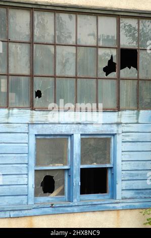 Kaputte Fenster in eine ärztliche-Werk in Detroit MI nach Geschäftsaufgabe Stockfoto