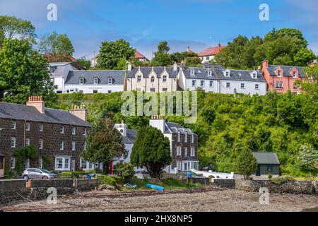 Der wunderschöne Hafen von Portree in Isle of Skye im Sommer. Stockfoto