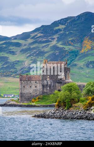 Das Eilean Donan Castle in Schottland, während des Frühlings. Stockfoto