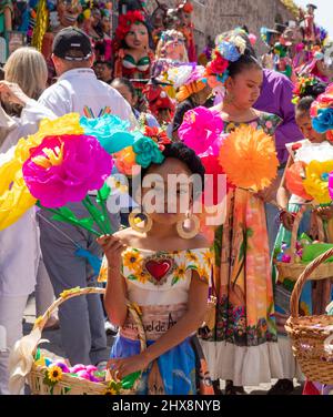 Mexiko, Staat Guanajuato, San Miguel de Allende, 'Desfile de Gigantes', Junge Mädchen in traditionellen Kostümen, die an einer Straßenparade teilnehmen. Stockfoto