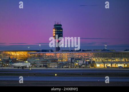 Air Traffic Control Tower, YVR, Vancouver International Airport, Richmond, British Columbia, Kanada Stockfoto