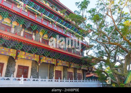 Po Lin Klosterarchitektur (Hong Kong, Lantau Island, Ngong Ping, China). Wunderschöne Außenaufnahme dieses berühmten Tempels. Sonniger Tag und keine Touristen. Stockfoto