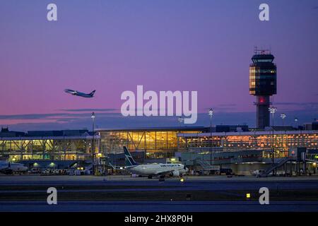 Air Traffic Control Tower, YVR, Vancouver International Airport, Richmond, British Columbia, Kanada Stockfoto