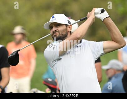 Ponte Vedra Beach, USA. 10. März 2022. Am Donnerstag, den 10. März 2022, trifft Kyle Stanley in der ersten Runde DER PLAYERS Championship auf dem Stadionkurs auf dem TPC Sawgrass in Ponte Vedra Beach, Florida, seinen Abschlag auf das 16.-Loch. Foto von Joe Marino/UPI Credit: UPI/Alamy Live News Stockfoto