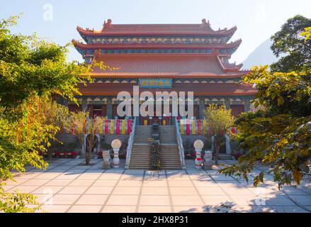 Po Lin Kloster (Hongkong, Lantau Insel, China). Wunderschöne Weitwinkelaufnahme dieses berühmten Tempels im Freien. Sonniger Tag und keine Touristen Stockfoto