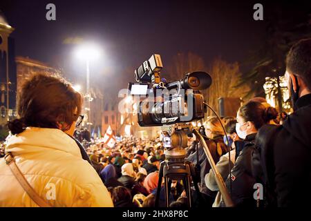 Tiflis, Georgien - 1.. märz 2022: nachrichtenmedien Journalist Film Protestveranstaltung mit Menschenmenge in der Hauptstadt Georgien Tiflis Straßen Stockfoto