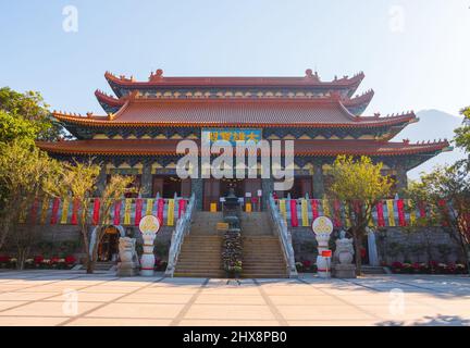 Po Lin Kloster (Hongkong, Lantau Insel, China). Wunderschöne Weitwinkelaufnahme dieses berühmten Tempels im Freien. Sonniger Tag und keine Touristen Stockfoto