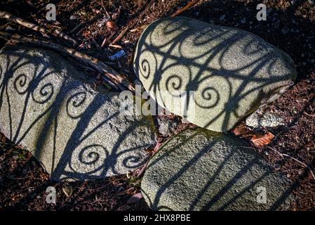 Dekorative schmiedeeiserne Zaun Schatten auf Felsen Stockfoto